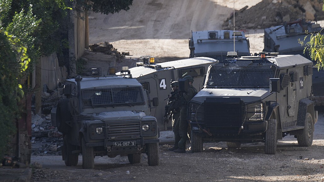 Izraelská armáda zaujímá pozice během náletu na palestinský uprchlický tábor...