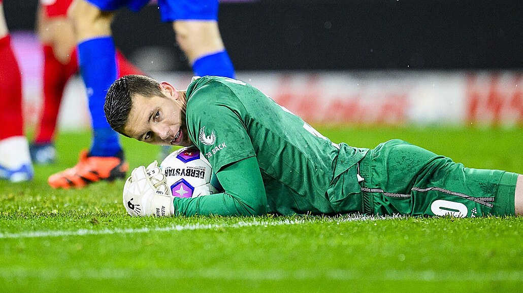Alexander Brunst, branká� bundesligového Darmstadtu, b�hem utkání s Freiburgem.