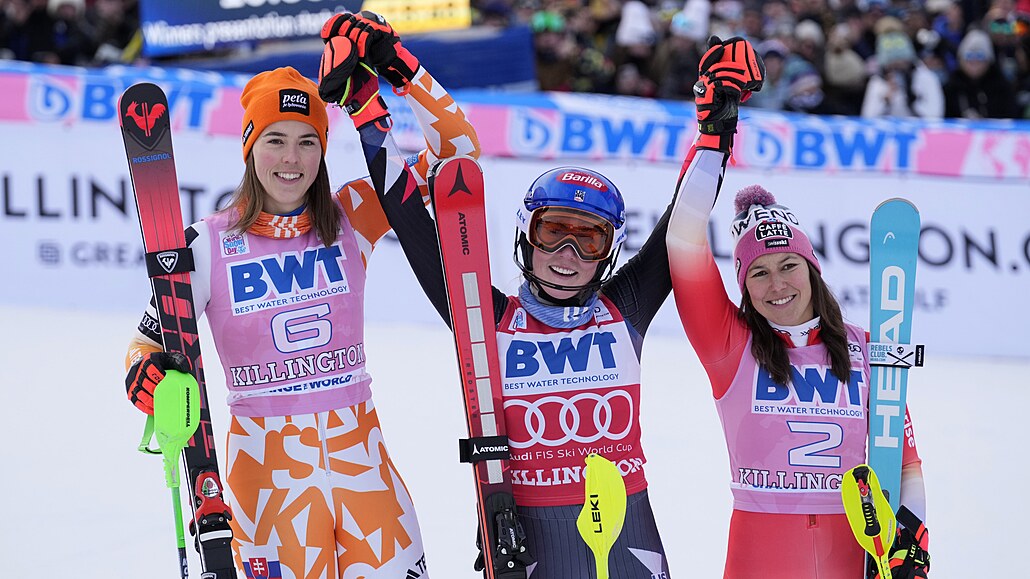 Mikaela Shiffrinová (uprosted) slaví výhru ve slalomu v Killingtonu spolu s...