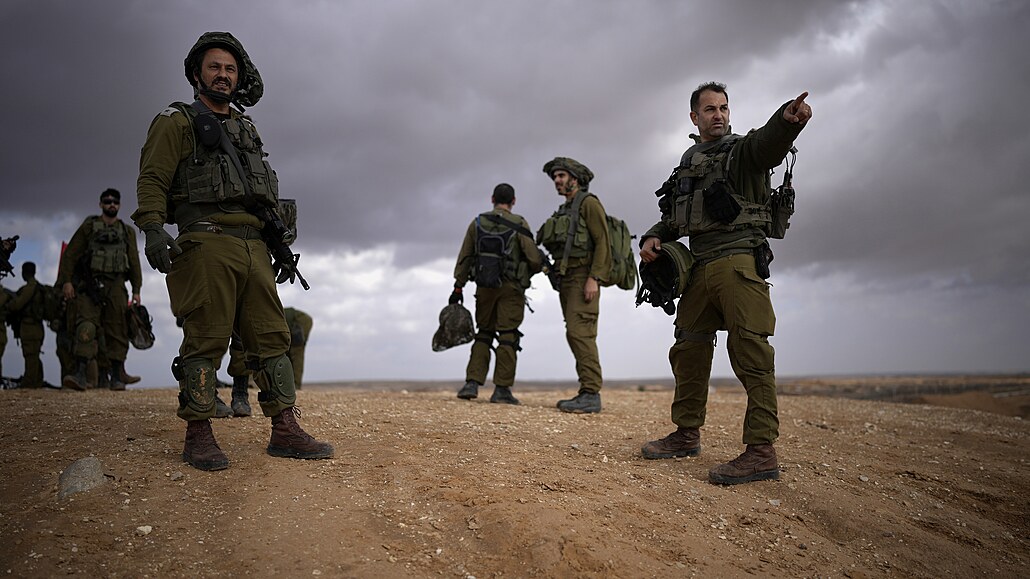 Izraelská jednotka hlídá hranice s Gazou v jižním Izraeli. (21. listopadu 2023)
