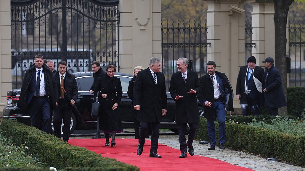 Premiér Petr Fiala (ODS) p�ijal slovenského premiéra Roberta Fica. (24....