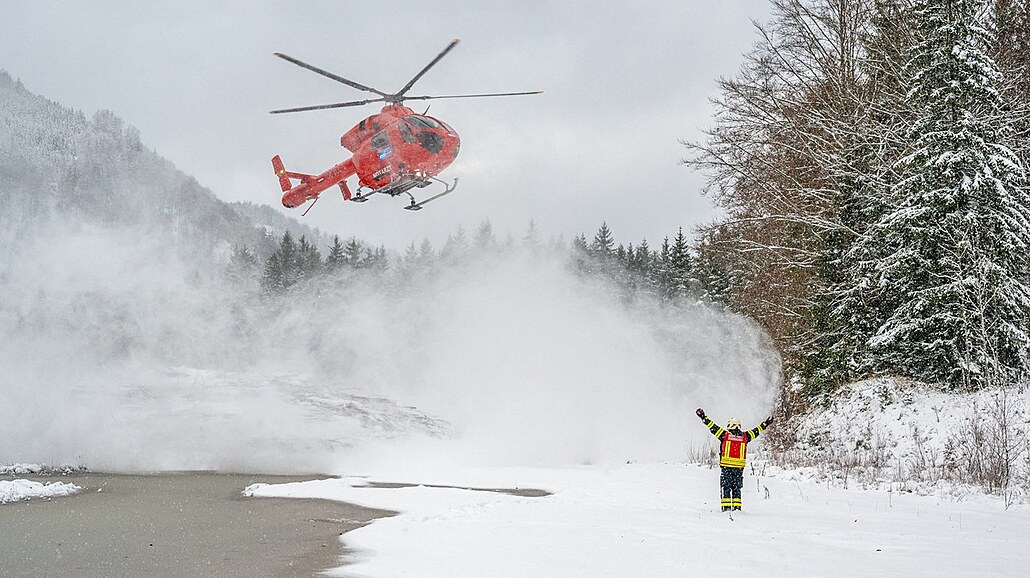 Člen záchranné služby dává 25. listopadu 2023 signál vrtulníku v hornorakouském...