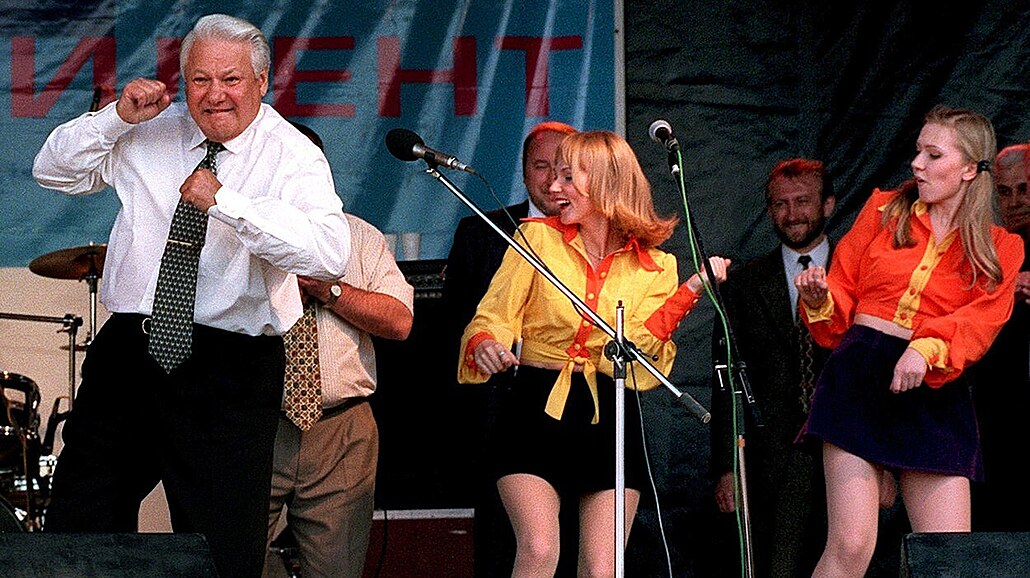 Ruský prezident Boris Jelcin tančí na koncertě v Rostově během své kampaně za...