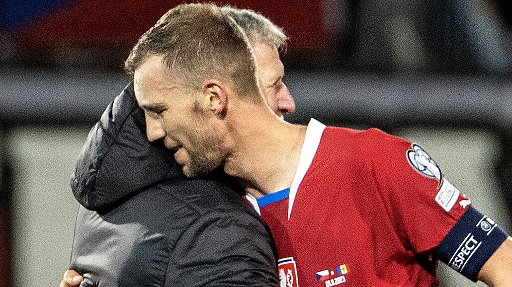 Tomáš Souček se objímá s Jaroslavem Šilhavým po postupu na mistrovství Evropy.