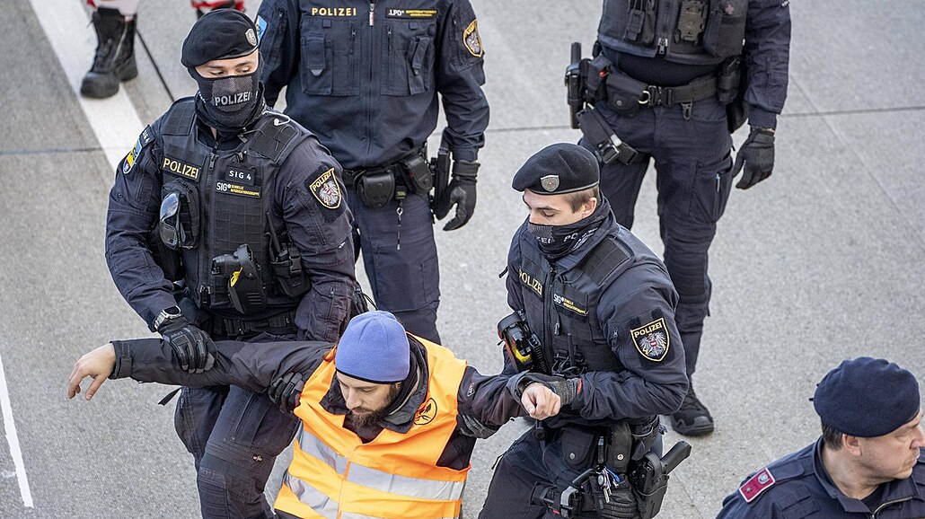 Policisté odtahují klimatické aktivisty ze skupiny Last Generation Austria,...