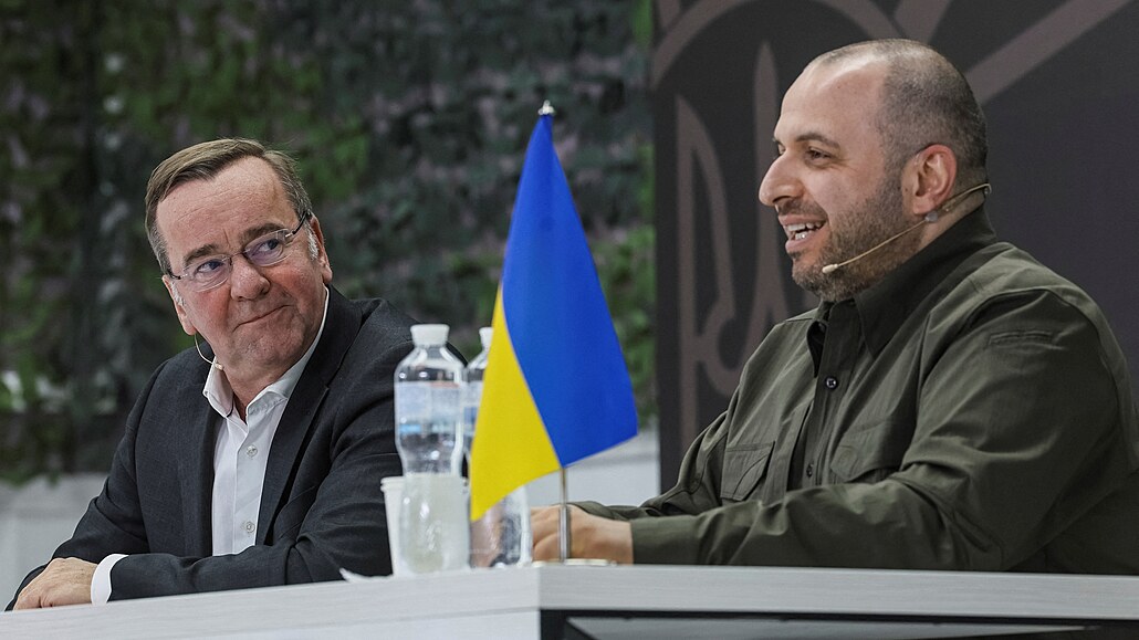 Ukrajinský ministr obrany Rustem Umerov (vpravo) a nmecký ministr obrany Boris...