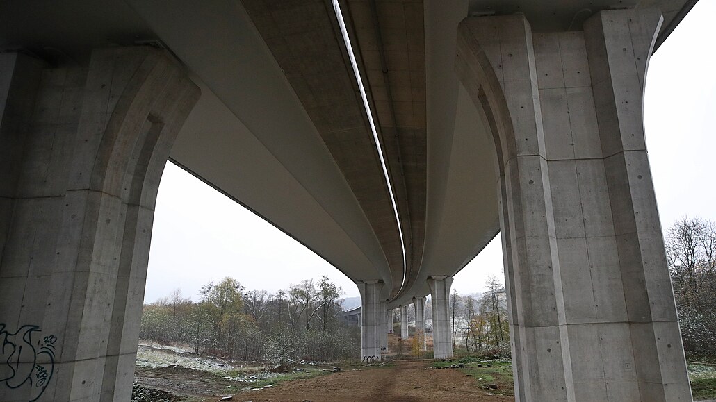 Lidé z Vesiny si stují na dálniní viadukt, který má píli hluné dilataní...