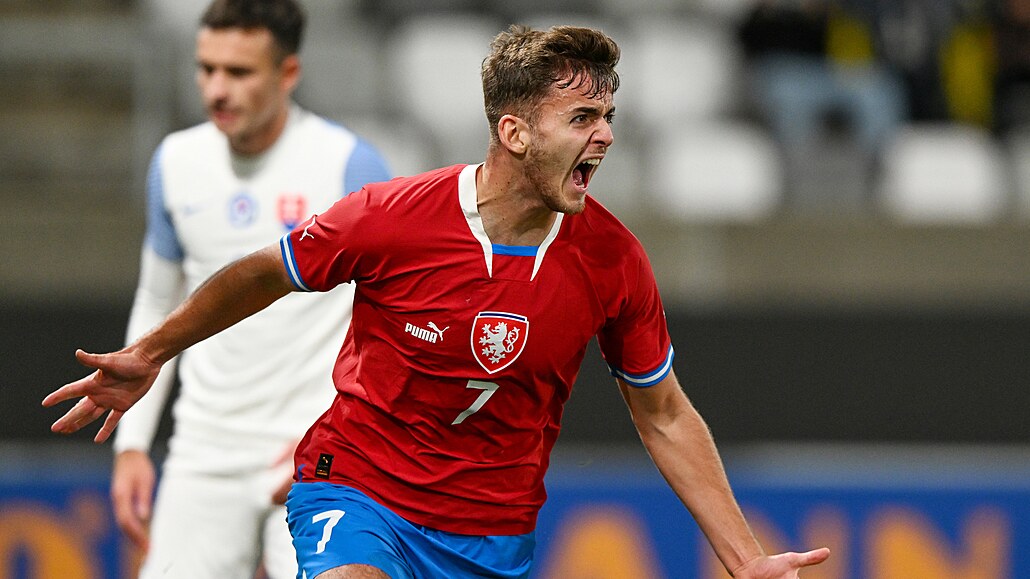 Denis Alijagi� z �eské jedenadvacítky slaví gól.