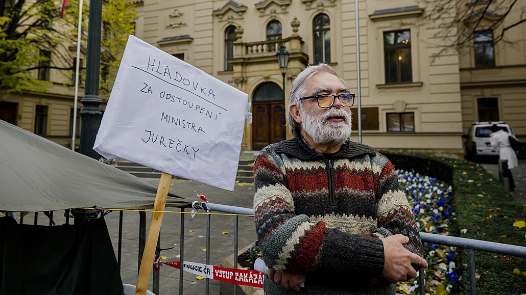 Jiří Gruntorád drží protestní hladovku před Úřadem vlády. (20. listopadu 2023)