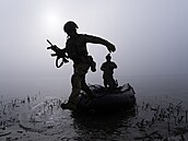 Chersonská oblast. Ukrajinští vojáci se plaví přes Dněpr. (15. října 2023)