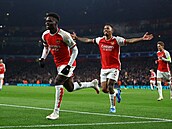 Fotbalisté Arsenalu útočníci Bukayo Saka a Gabriel Jesus oslavují gól proti...