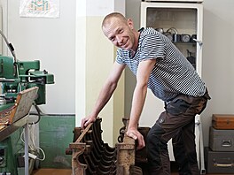 �Krom� p�lkulového spalovacího prostoru disponoval typ HL i velkými ventily a...