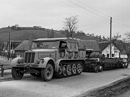 N�mecké pásové vozidlo �mittlerer Zugkraftwagen 8t, Sd.Kfz. 7"