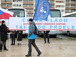 V dob�, kdy Fiala si prohlí�el na Morav� dru�stvo, se na pra�ské Letné scházeli...