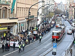 K protest�m proti vlád� se p�idávají i dal�í odborá�i z pr�myslu a slu�eb,...