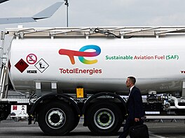 Cisterna spole�nosti TotalEnergies s udr�itelným leteckým palivem (SAF) b�hem...