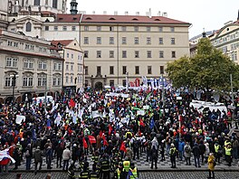 Tisíce lidí zaplnily Malostranské námstí na protest proti vládním opatením v...