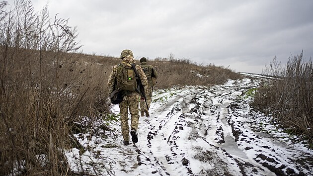 Ukrajinsk pohranin str u hranic s Ruskem v Sumsk oblasti (24. listopadu 2023)