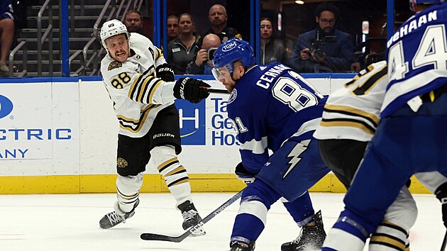 David Pastrňák z Bostonu střílí na branku Tampy.