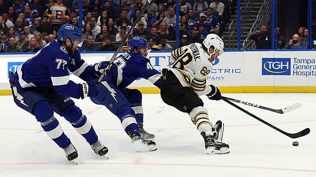 David Pastrňák (vpravo)  z Bostonu v utkání proti Tampě.
