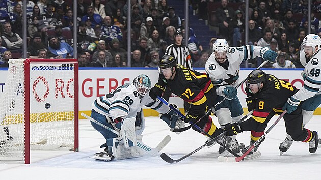 J.T. Miller (9) z Vancouveru dává gól v utkání proti San Jose.