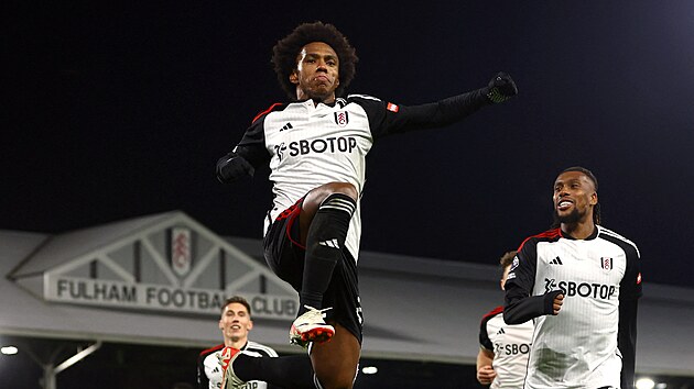 Willian oslavuje vítězný gól Fulhamu.