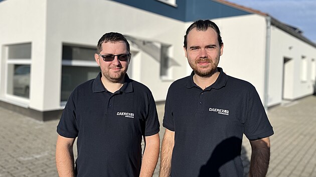 Programátor Lukáš Kraicinger (na snímku vlevo) a strojař Libor Danda z Lanžhota na Břeclavsku založili společně firmu Dakrex engineering, podnikají třetím rokem.