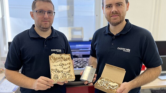 Nejnovějším projektem programátora Lukáše Kraicingera (na snímku vlevo) a strojaře Libora Dandy jsou laserem vyřezávané dřevěné ozdoby s lidovými ornamenty od malérečky.