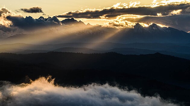 Pohled z Vysok�ch Skalek, kdy oran�ov� kotou� zapadal p��mo za Vysok� Tatry.