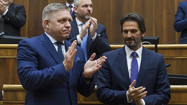 Slovenský parlament podle očekávání vyslovil důvěru vládě Roberta Fica. Na snímku s ministrem obrany Robertem Kaliňákem (21. listopadu 2023)