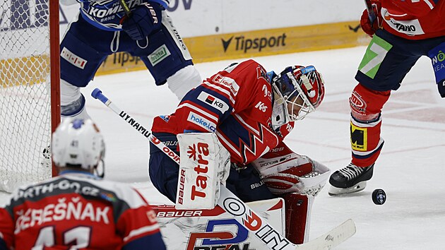 Pardubick� brank�� Roman Will zastavuje �tok Komety v extraligov�m z�pase. Nad n�m brn�nsk� �to�n�k Steve Moses.