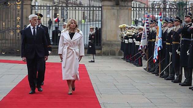 V Praze začal summit prezidentů Visegrádské skupiny V4. Na snímku Petr Pavel s prezidentkou Slovenska Zuzanou Čaputovou. (22. listopadu 2023)