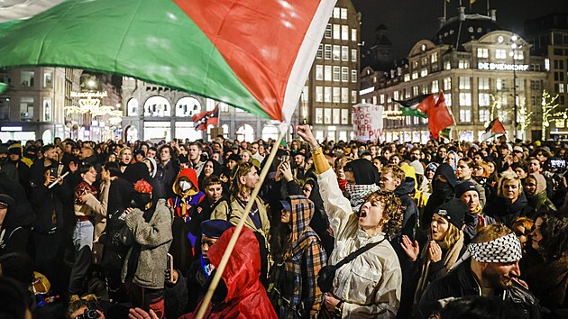 Na nmst v Amsterdamu se v reakci na vsledek voleb seli astnci akce proti vylouen a diskriminaci. (23. listopadu 2023)