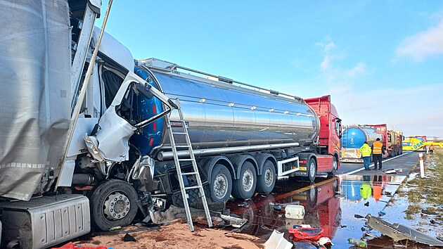 Nehoda n�kladn�ho auta a cisterny na D2 p�ed Brnem