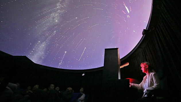 Vedouc� hv�zd�rny Jana �vih�lkov� obsluhuje za��zen�, kter�m se prom�t� do kulovit� kupole planet�ria libovoln� sc�na, je� d�ky prostorov�mu obrazu v �hlu 180 stup�� navozuje vjem, kter� plochou fotografi� nelze p�en�st.