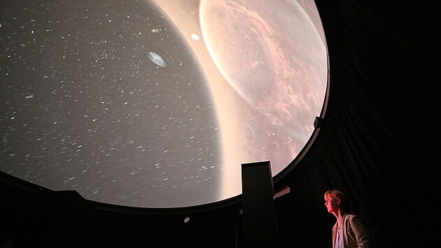 Vedouc hvzdrny Jana vihlkov obsluhuje zazen, kterm se promt do kulovit kupole planetria libovoln scna, je dky prostorovmu obrazu v hlu 180 stup navozuje vjem, kter plochou fotografi nelze penst.