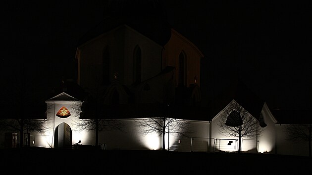 M�sto nechalo vym�nit star� osv�tlen� um�st�n� na vn�j��m obvodu rozlehl�ho ambitu.