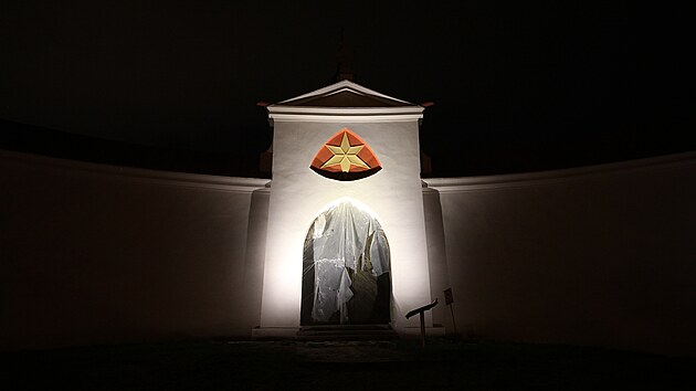 Zat�mco farnost opravuje stavbu, m�sto nechalo ud�lat nov� vn�j�� okruh osv�tlen�.