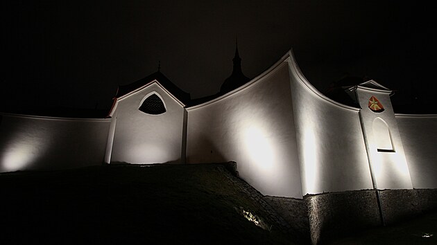 Zat�mco farnost opravuje stavbu, m�sto nechalo ud�lat nov� vn�j�� okruh osv�tlen�.