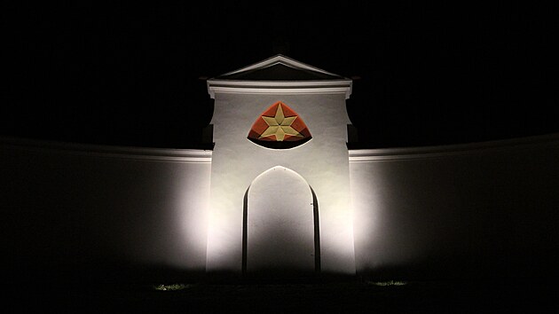 Osv�tlen� u� je dokon�en� a zkolaudovan�, po obvodu sv�t� 40 nov�ch LED sv�tidel.