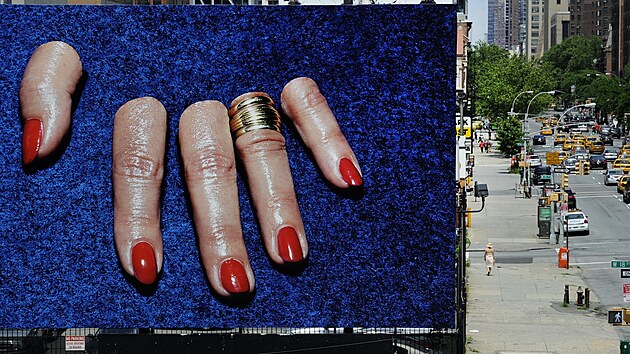Perfektn manikra, jen prsty jsou usekl. Cattelanv billboard v New Yorku, rok 2012