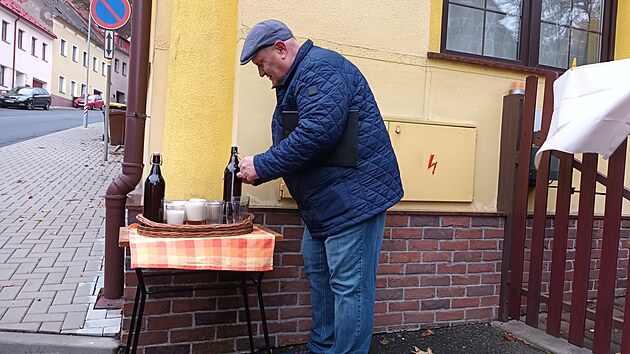 Odhalen� pam�tn� cedule p�ipom�naj�c� stopu J�ry Cimrmana v Krupce