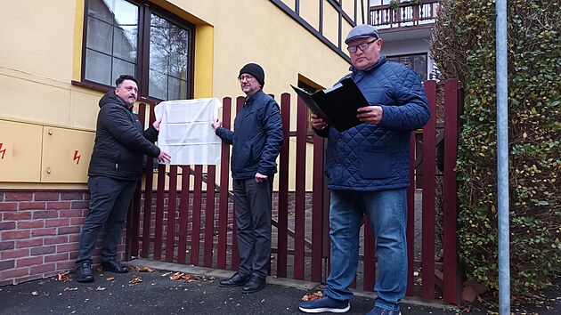 Odhalen� pam�tn� cedule p�ipom�naj�c� stopu J�ry Cimrmana v Krupce