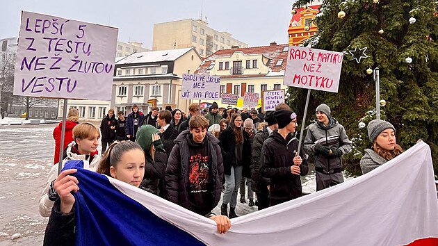 Studenti litvínovského gymnázia vyrazili v rámci stávky na pochod městem. (27. listopadu 2023)