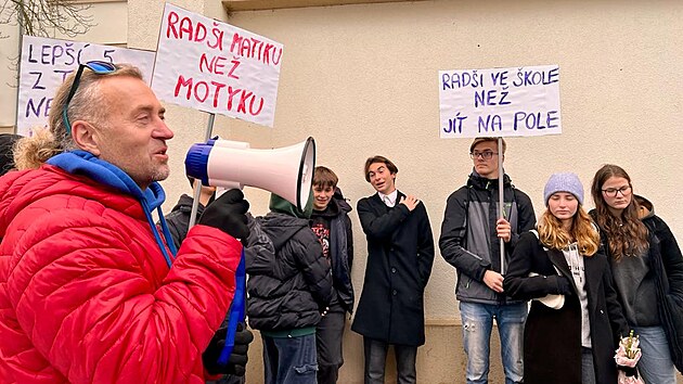 Studenti litvnovskho gymnzia vyrazili v rmci stvky na pochod mstem. Byl s nimi i editel koly Jan Novk (v erven bund). (27. listopadu 2023)
