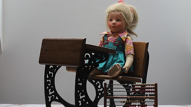 Panenka na snímku je od německé návrhářky Käthe Kruse. Její hračky vzbudily v době svého vzniku obrovský rozruch, sběratelé je vyhledávají dodnes.
