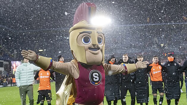 Sparťanští fotbalisté oslavují spolu s maskotem Rudym výhru ve výročním zápase proti Zlínu.