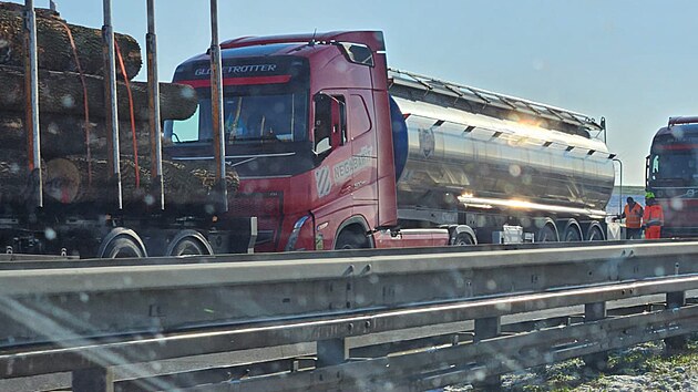 Nehoda n�kladn�ho auta a cisterny na D2 p�ed Brnem (29. listopadu 2023)