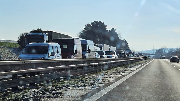 Nehoda n�kladn�ho auta a cisterny na D2 p�ed Brnem (29. listopadu 2023)