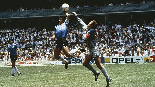 Jako bo ruka je oznaovn gl, kter pi tvrtfinlovm zpase fotbalovho mistrovstv svta v Mexiku na Aztckm stadion v roce 1986 mezi Argentinou a Angli vstelil argentinsk tonk Diego Maradona.